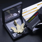 FREGIA MOISSANITE BER MED VINGAR HÄNGE – GULD Fregia